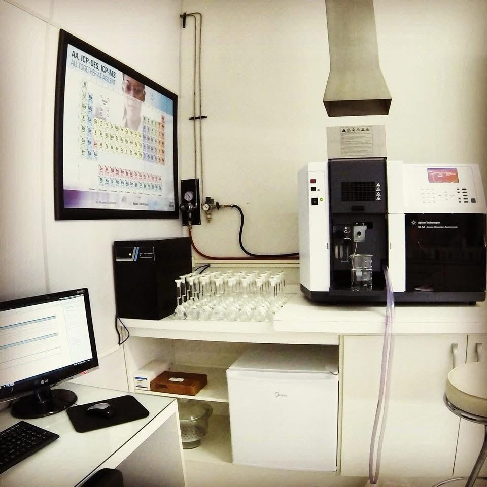 Vista do laboratório GoldFinish com equipamentos, amostras e bancada