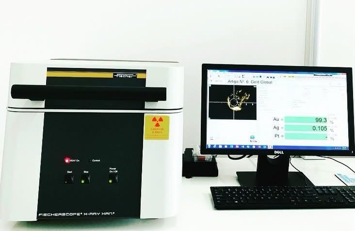 Equipamento Fischer de fluorescência de raios X ao lado do computador de análise